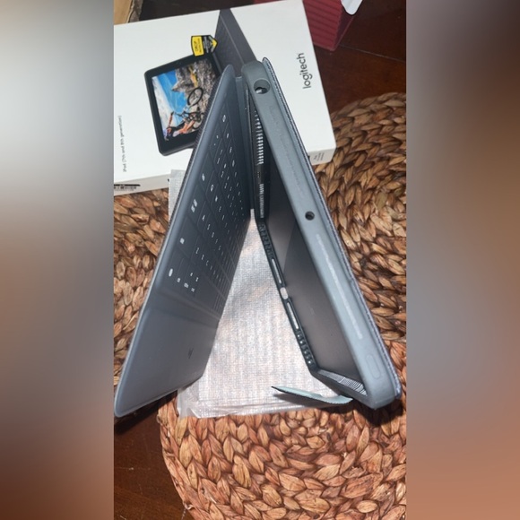 Logitech Rugged Folio Keyboard Case for Apple iPad 7th & 8th Generation - Picture 13 of 13